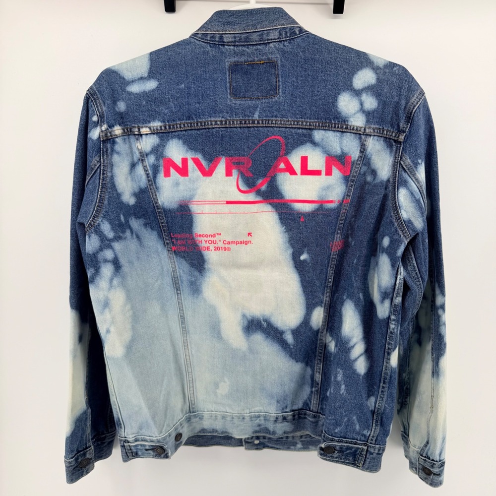 Levis 72334 Trucker Jacket Bleach Wash NVR ALN Graphic Denim XXL Blue Pink 2016 - Picture 3 of 8